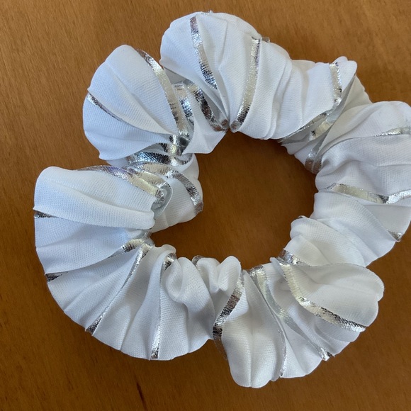 ❗️SOLD❗️Scrunchie Set of 3 - Picture 4 of 5